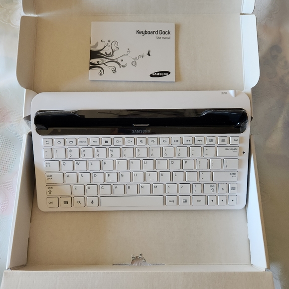 Samsung Galaxy Tab 10.1 Keyboard Dock w/ Bonus Connection Kit/Card Reader - Picture 2 of 9